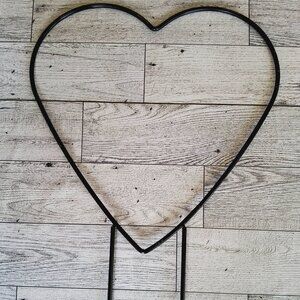 Black Metal Plant Trellis for Climbing Plants Heart Shaped Climbing Holder